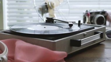 Bir dokunmatik ekran smartphone ve sosyal ağ kullanan kadın oyuncu ve vintage nesneleri arka planda kayıt