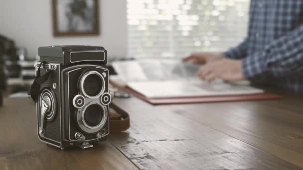 Onun Stüdyosunda Çalışan Profesyonel Fotoğrafçı Film Negatifleri Ciltteki Vintage Standart — Stok video