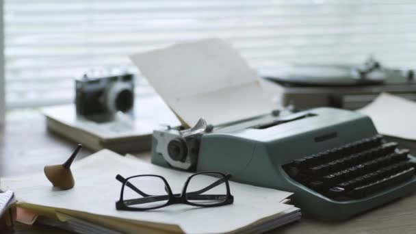 Antiguo Escritorio Escritor Reportero Con Máquina Escribir Cámara Vintage Tocadiscos — Vídeo de stock