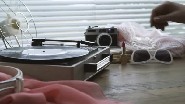 Vrouw Speelmuziek Een Vintage Platenspeler Ondergaat Toonarm Draaitafel — Stockvideo