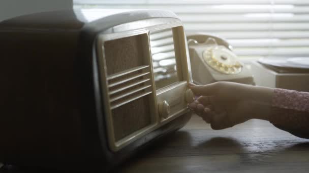 Mulher Sintonizando Rádio Vintage Procurando Frequências Estação Ela Está Ajustando — Vídeo de Stock