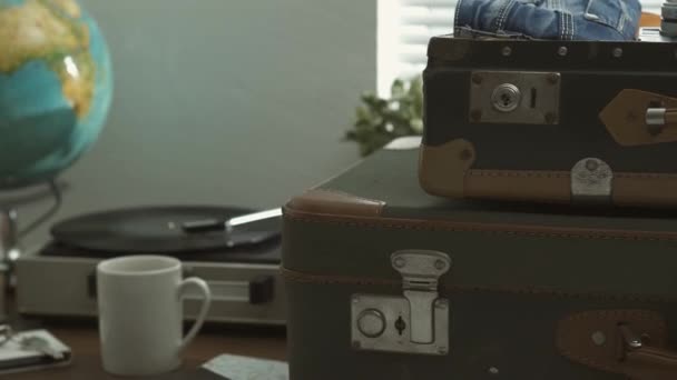 Retro Stil Traveler Stänga Sin Vintage Resväska Han Redo Att — Stockvideo