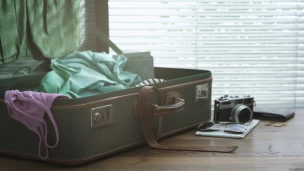 Reisender Wirft Kleidung Seinen Oldtimer Koffer Schnelles Packen Für Last — Stockvideo