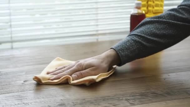 Hombre Limpieza Pulido Una Superficie Madera Con Paño Que Está — Vídeo de stock