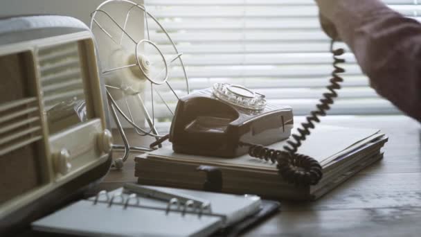 Mulher Discando Número Telefone Vintage Discagem Rotativa Chamando — Vídeo de Stock