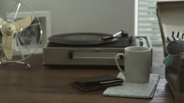 Mala Viagem Vintage Uma Mesa Com Roupas Acessórios Turismo Conceito — Vídeo de Stock