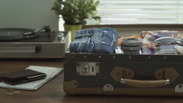 Ročník Turistické Vintage Kufr Stůl Oblečení Doplňky Cestovní Ruch Cestování — Stock video