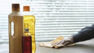 Temizlik ve bir bezle bir ahşap yüzey parlatma adamım, ahşap bakım ürünleri, temizlik ve hijyen kavramı uyguluyor