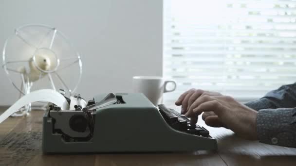 Escritor Profesional Escribiendo Una Máquina Escribir Vintage Junto Una Ventana — Vídeos de Stock