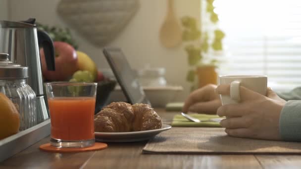 Mujer Desayunando Cocina Utilizando Una Tableta Pantalla Táctil Digital Ella — Vídeos de Stock