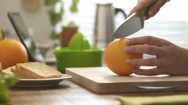 Mujer Preparando Saludable Jugo Naranja Fresca Para Desayuno Mañana Cocina — Vídeos de Stock