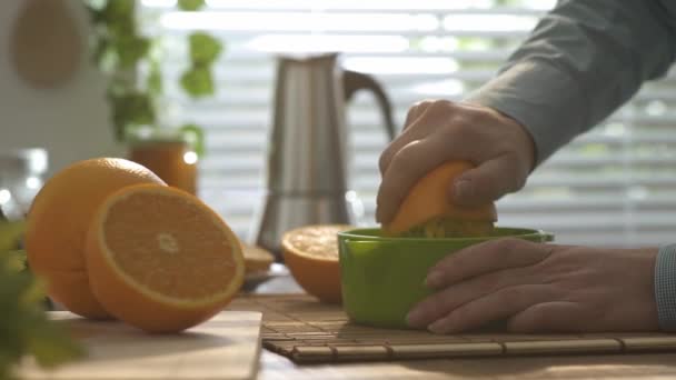 Donna Che Prepara Succo Arancia Fresco Sano Colazione Del Mattino — Video Stock