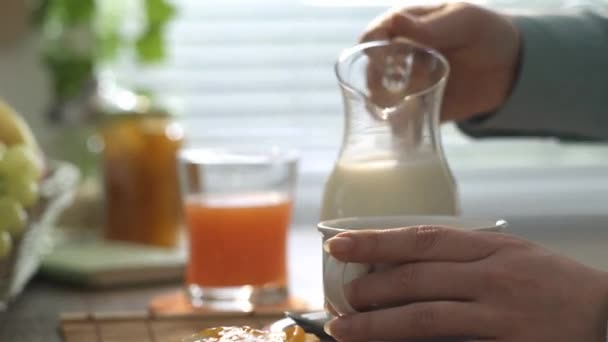 Frau Beim Gesunden Frühstück Hause Sie Gießt Milch Eine Tasse — Stockvideo