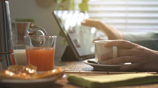 Mulher Tomando Café Manhã Cozinha Usando Tablet Digital Touch Screen — Vídeo de Stock