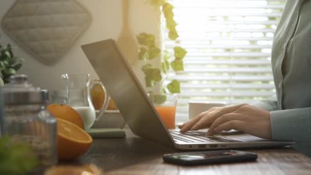 Vrouw Ontbijten Keuken Aansluiten Met Een Laptop Ontvangen Van Berichten — Stockvideo