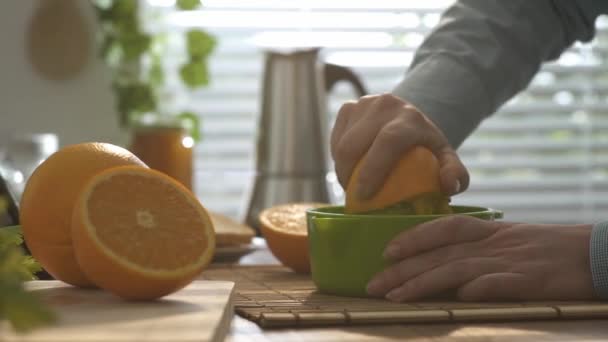 Frau Beim Gesunden Leckeren Frühstück Hause Mit Frischem Orangensaft Und — Stockvideo