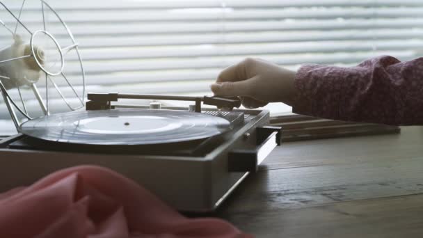 女人在老式唱片播放器上演奏音乐 她在转盘上设置 Tonearm — 图库视频影像