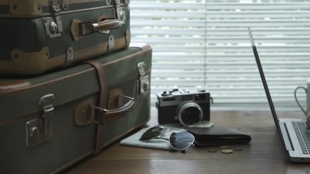 Reisende Mit Fertig Gepackten Vintage Koffern Die Mit Seinem Laptop — Stockvideo