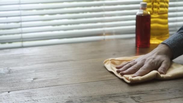 Hombre Limpieza Pulido Una Superficie Madera Con Paño Que Está — Vídeos de Stock