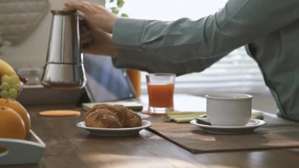 女人在家里吃早饭 用莫卡壶在杯子里浇热咖啡 — 图库视频影像