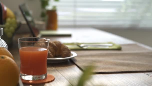 妇女吃早餐在她的厨房在家里旁边的窗口 她是喝咖啡 健康的生活方式概念 — 图库视频影像