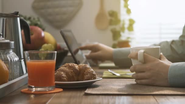 Kadın Kahvaltı Mutfak Bir Dijital Değmek Perde Tablet Kullanarak Kahve — Stok video