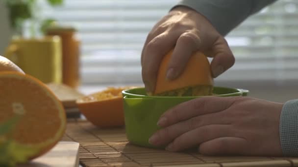 Frau Bereitet Einen Gesunden Frischen Orangensaft Für Das Frühstück Der — Stockvideo