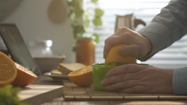 Egy Egészséges Friss Narancs Előkészítése Konyhában Reggel Reggeli Gyümölcslevet Szorította — Stock videók