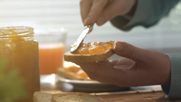 女人在家里准备一份健康的早餐 她在烤面包片上撒果酱 健康的生活方式概念 — 图库视频影像