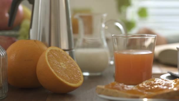 Mujer Tomando Relajante Desayuno Saludable Casa Ella Está Tomando Café — Vídeos de Stock