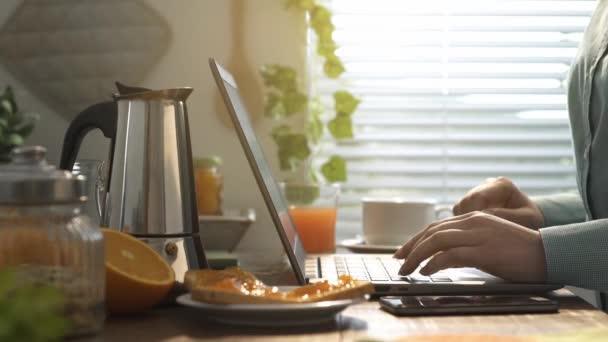 Vrouw Ontbijten Keuken Aansluiten Met Een Laptop Ontvangen Van Berichten — Stockvideo