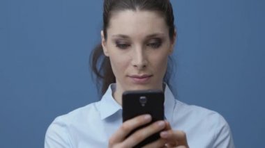 Mutlu başarılı kadın onun smartphone, güzel bir sürpriz alma o gülümseyen ve kutlama