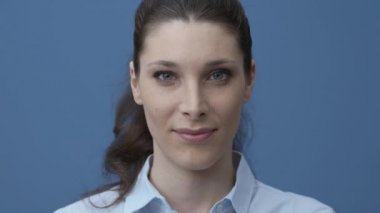 Kendine güvenen kadın güzel bir sürpriz, alma hayret ve gülümseyen kız