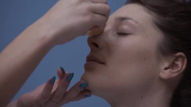 Profesyonel makyaj makyaj uygulanması sanatçı, o bir pamuk yastık, güzellik ve kozmetik kavram kullanarak Vakfı karıştırma