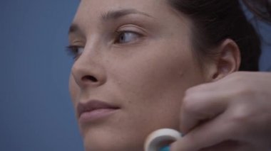 Profesyonel bir fırça, güzellik ve kozmetik kavramı kullanarak modeli'nın yüzünde bir kapatıcı uygulayarak sanatçı makyaj