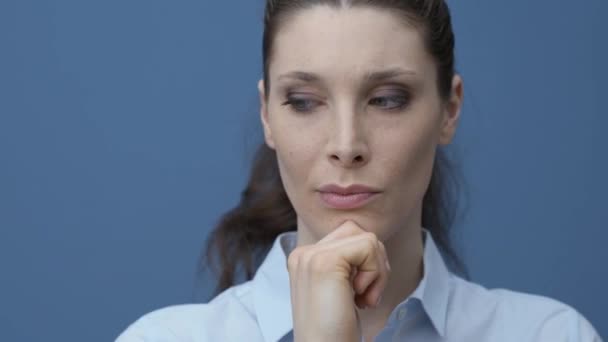 Mujer Pensativa Pensando Con Mano Barbilla Sonriendo Ideas Soluciones Concepto — Vídeo de stock