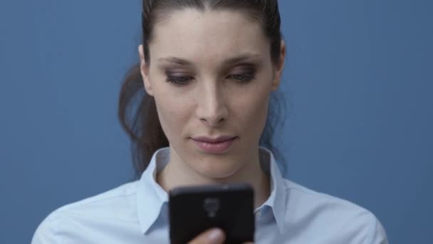Ευτυχισμένη Γυναίκα Λαμβάνει Μια Έκπληξη Στο Smartphone Της Είναι Κοινωνική — Αρχείο Βίντεο