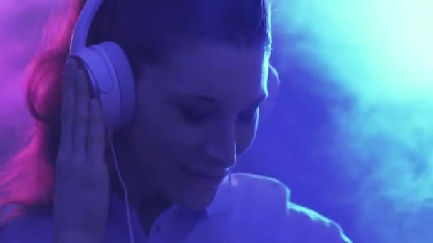 Mujer Feliz Escuchando Música Usando Auriculares Videocalling Línea Ella Está — Vídeos de Stock