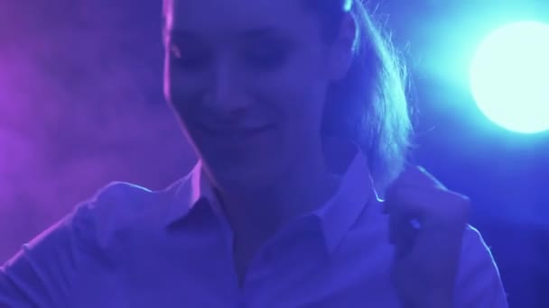 Joyeux Jeune Femme Dansant Discothèque Amusant Vie Nocturne Concept Divertissement — Video