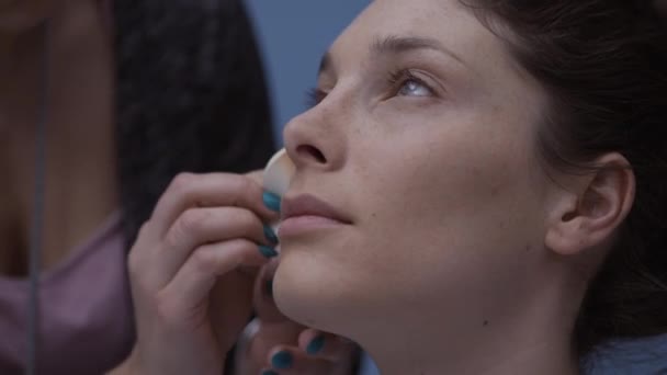Maquiagem Profissional Artista Aplicando Maquiagem Ela Está Misturando Fundação Usando — Vídeo de Stock