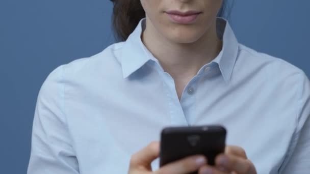 Leende Ung Kvinna Ansluta Online Med Sin Smartphone Hon Sociala — Stockvideo