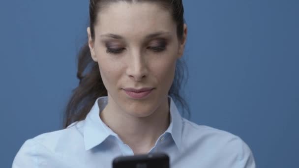 Ευτυχισμένη Γυναίκα Λαμβάνει Μια Έκπληξη Στο Smartphone Της Είναι Κοινωνική — Αρχείο Βίντεο