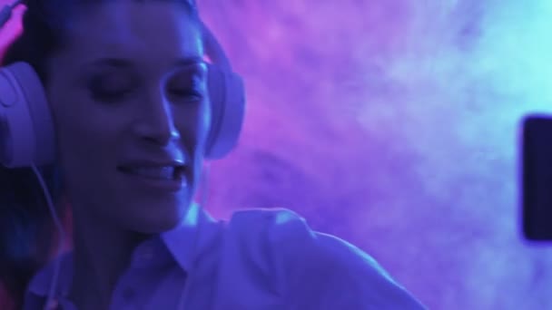 Mujer Feliz Escuchando Música Usando Auriculares Videocalling Línea Ella Está — Vídeo de stock