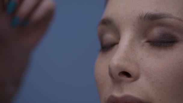 Maquillaje Profesional Artista Que Aplica Sombra Ojos Los Párpados Una — Vídeos de Stock