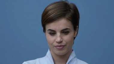 Genç ve güzel çekici kadın gülümseyerek ve kameraya göz kırpıyor