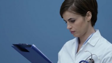 Bir hasta kontrol emin kadın doktor tıbbi kayıtları, tanı ve tedavi konsepti