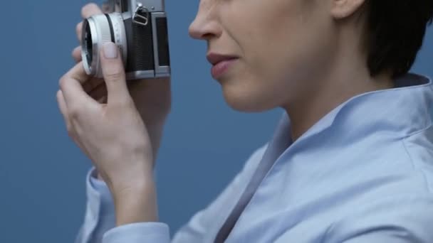 Fotógrafa Mujer Fotografiando Con Cámara Digital Sonriendo — Vídeo de stock