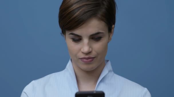 Mulher Bonita Conectando Line Com Seu Smartphone Redes Sociais Ela — Vídeo de Stock
