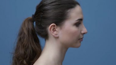 Temiz Cilt ile güzel genç kadın, o kameraya dönüm ve gülümseyen