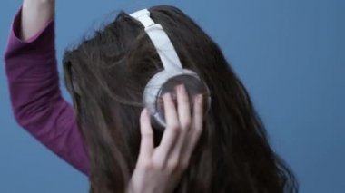 Mutlu kadın kulaklık kullanarak müzik o gülümseyen ve dans
